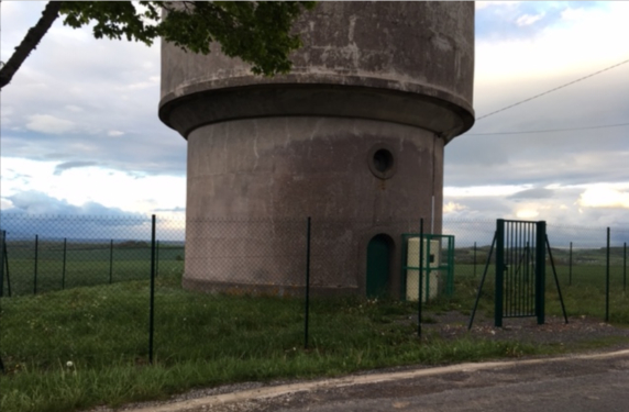réservoir de stockage d'eau potable sur tour